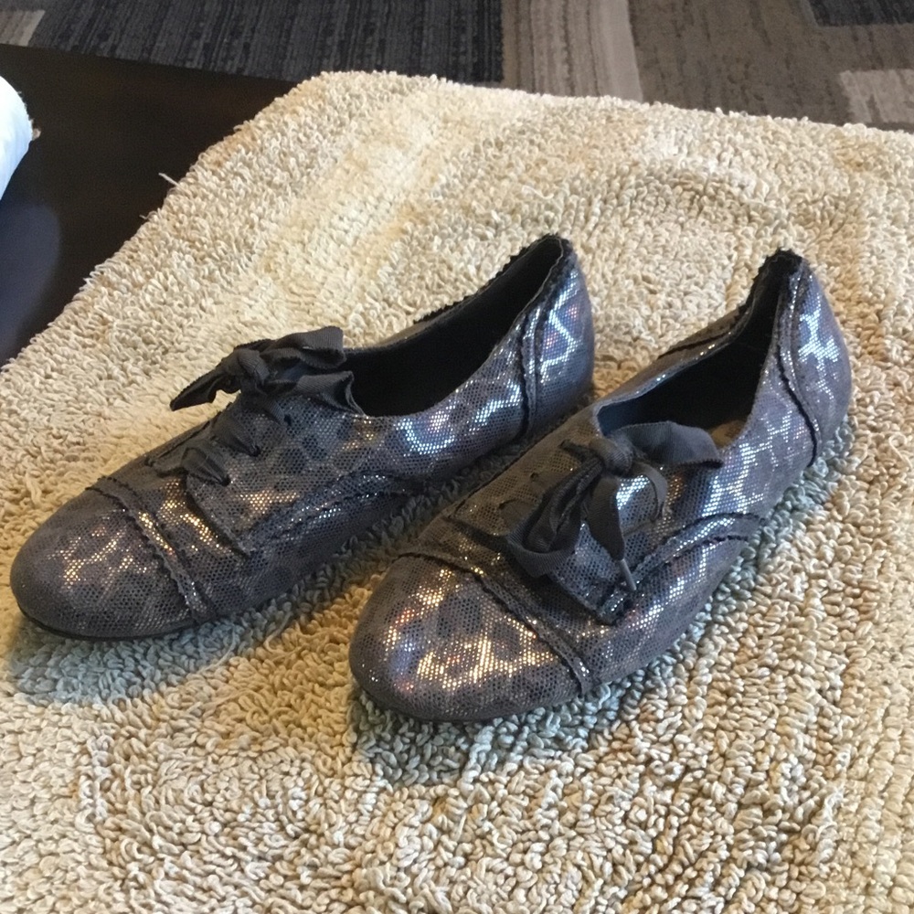 Not Rated Women's Gray and Silver Patterned Flats